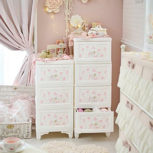 ファンシー チェスト 4段 白×水色 リボン 姫系 収納 レトロ タンス 直送】ドレスチェンジチェスト4段/ロマンティックリボン｜かわいい