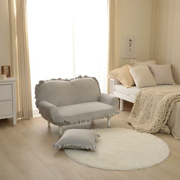 直送】くすみダスティカラーのフリル付き脚付きソファ｜かわいいお姫様
